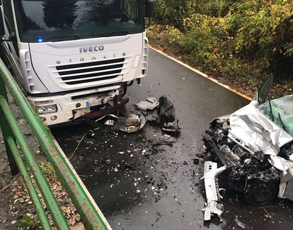 Castelveccana - Incidente auto camion