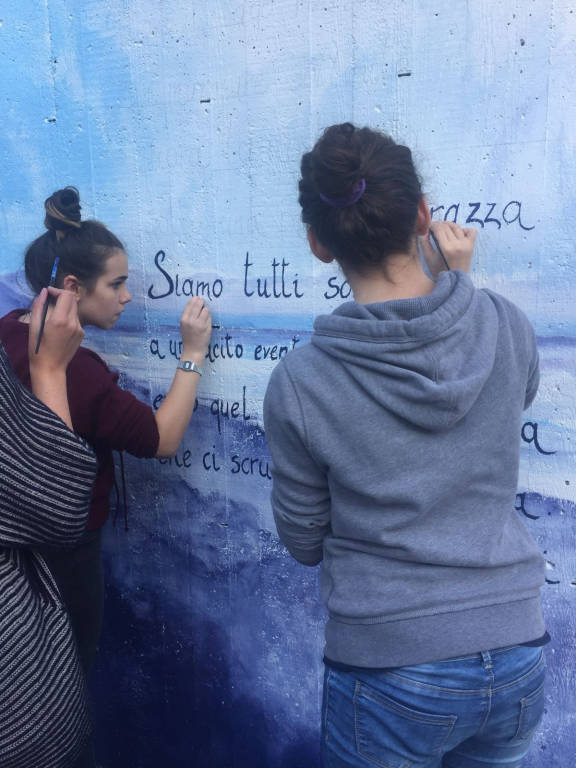 Un murales e una poesia per abbellire la scuola Sereni