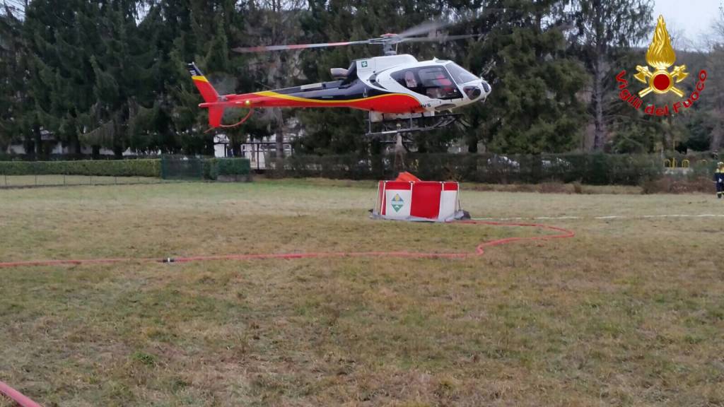 Al lavoro per spegnere l'incendio