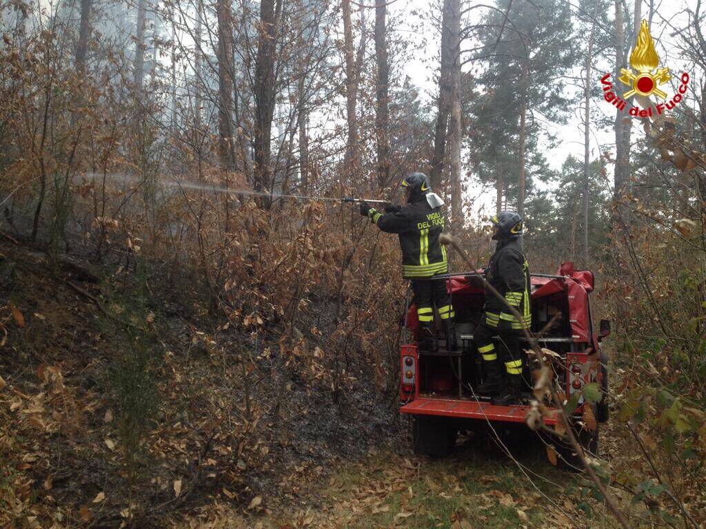 Al lavoro per spegnere l'incendio