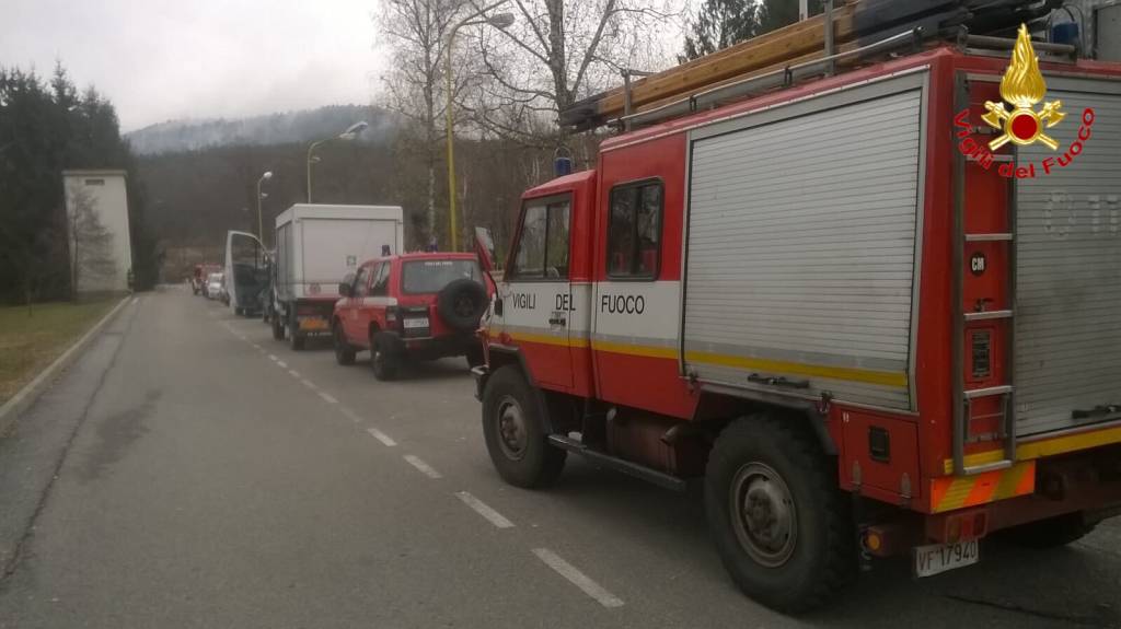 Al lavoro per spegnere l'incendio