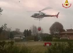 Al lavoro per spegnere l'incendio
