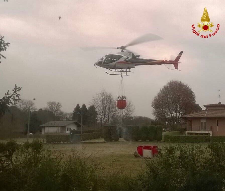 Al lavoro per spegnere l'incendio