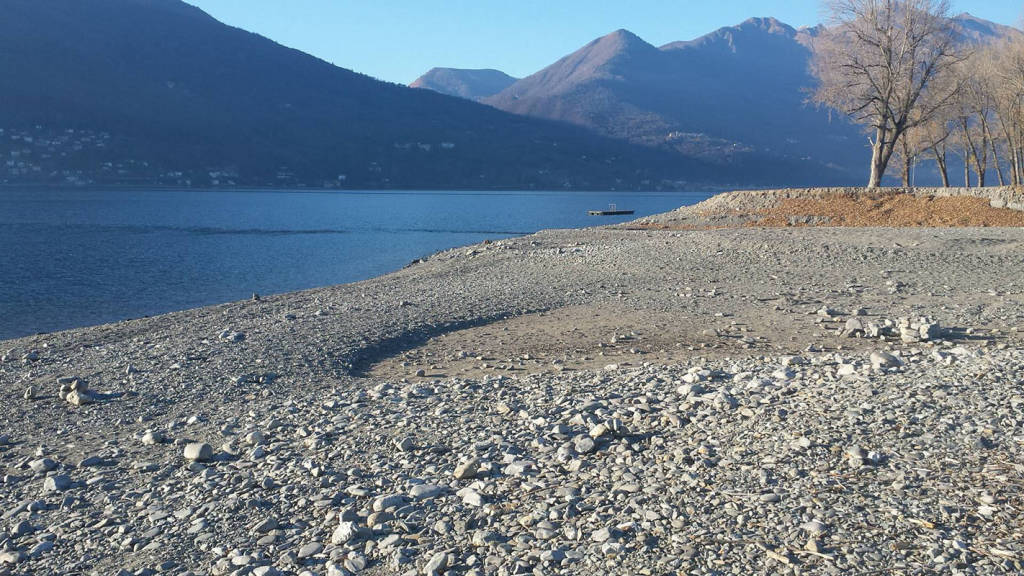 Maccagno: la spiaggia "nuda" . foto di John Talamona
