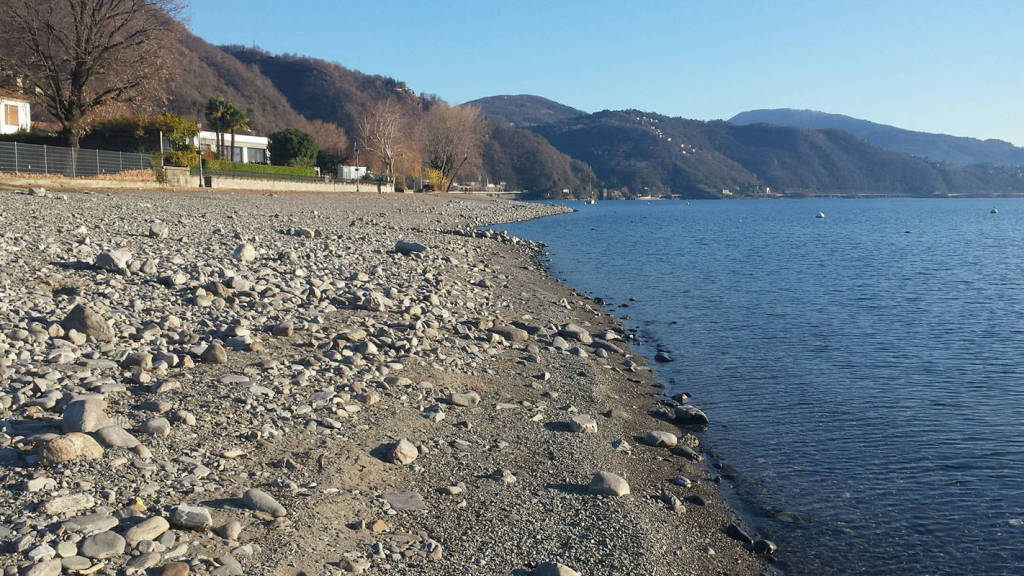 Maccagno: la spiaggia "nuda" . foto di John Talamona