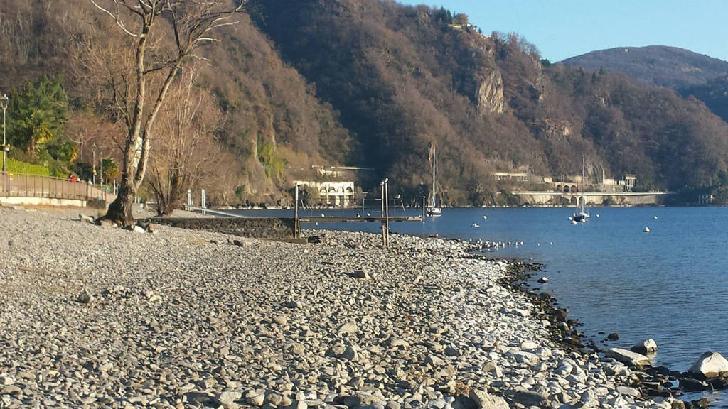 Maccagno: la spiaggia "nuda" . foto di John Talamona