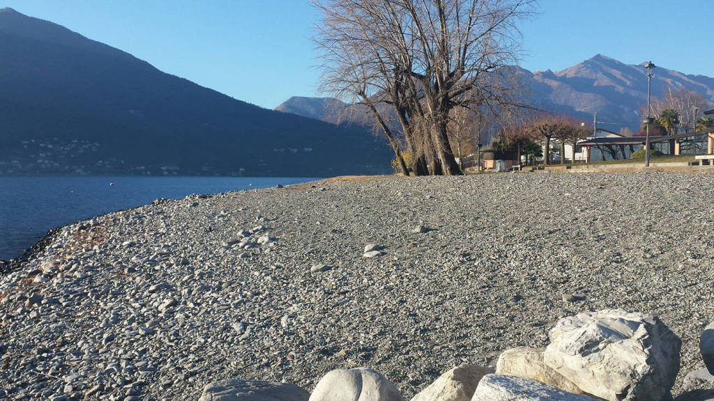 Maccagno: la spiaggia "nuda" . foto di John Talamona