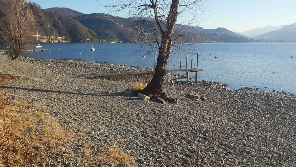 Maccagno: la spiaggia "nuda" . foto di John Talamona