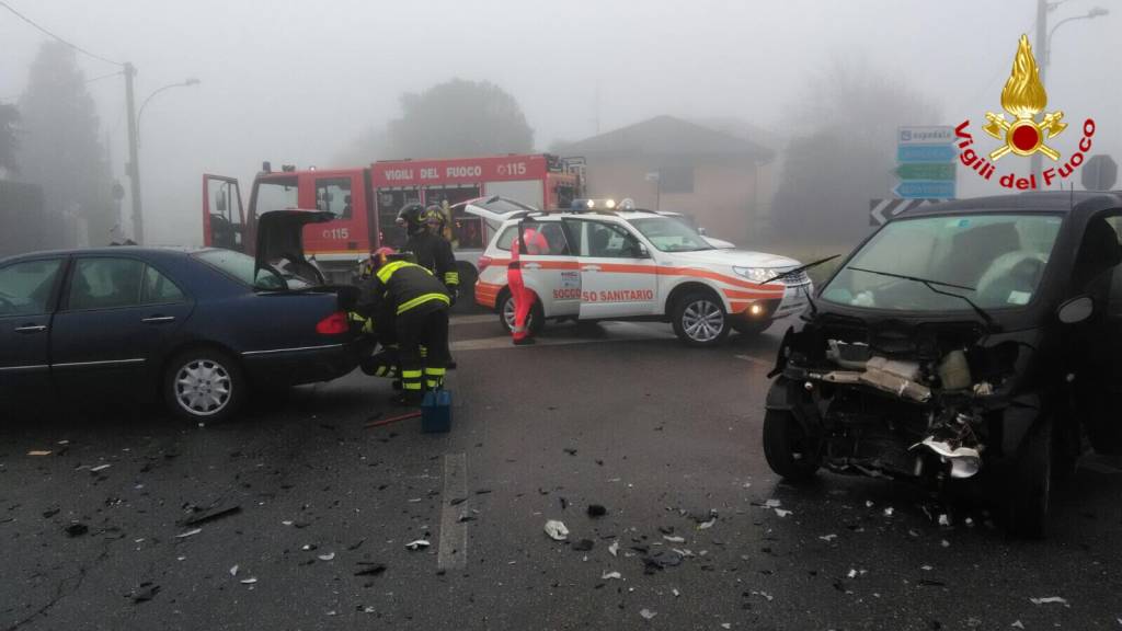 incidente stradale angera 29 gennaio 2018