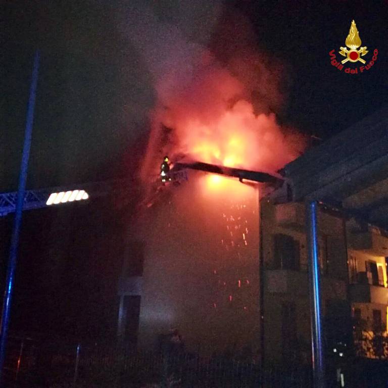 In fiamme il tetto di una palazzina di Leggiuno