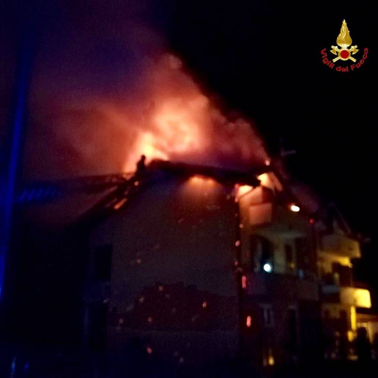 In fiamme il tetto di una palazzina di Leggiuno