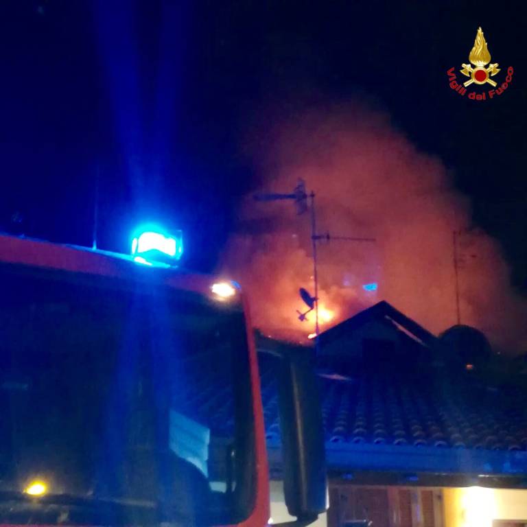 In fiamme il tetto di una palazzina di Leggiuno