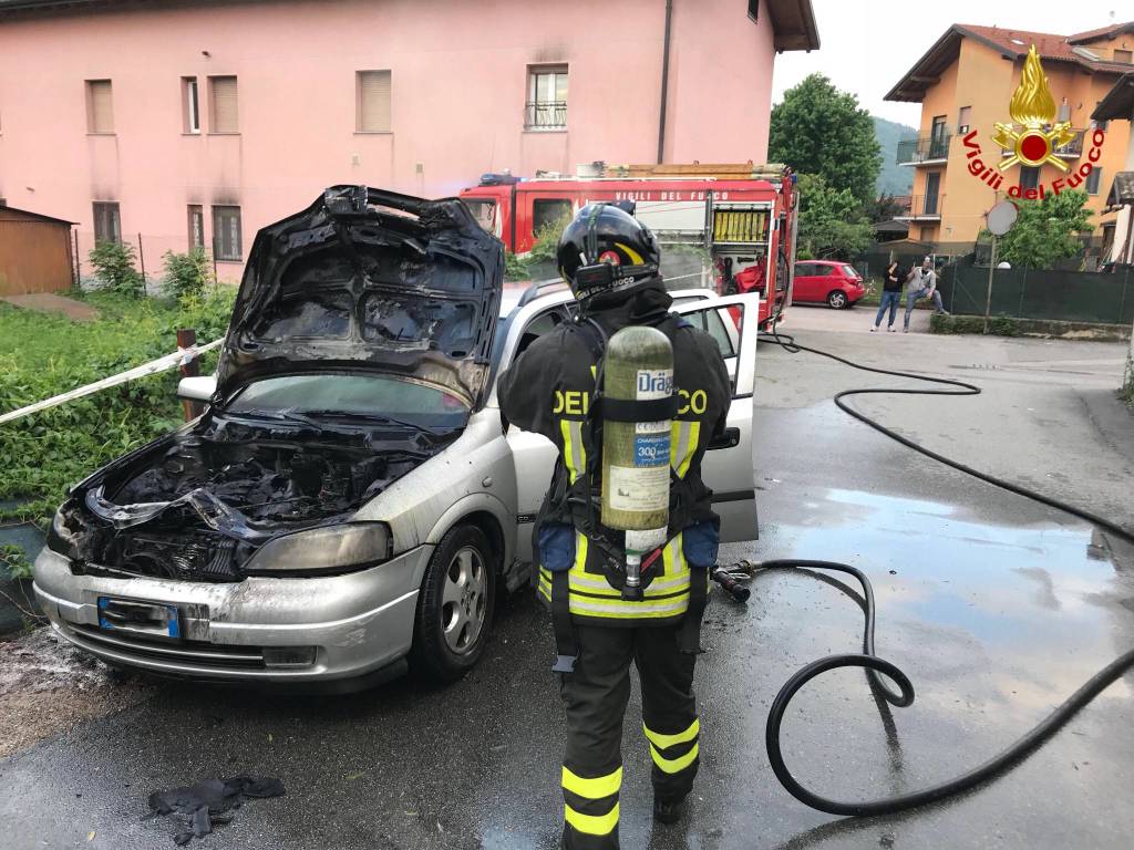 incendio di un'autovettura 
