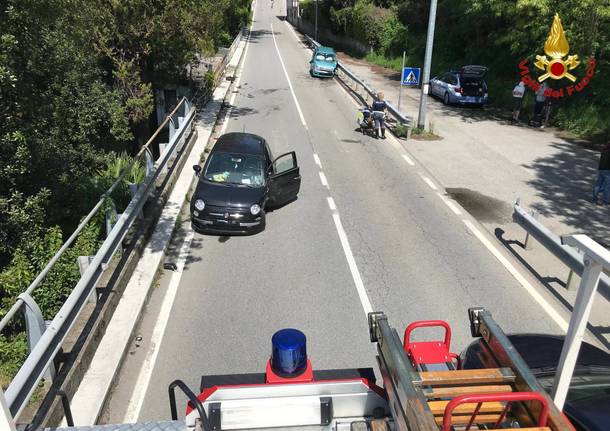Incidente tra due auto, intervengono i pompieri