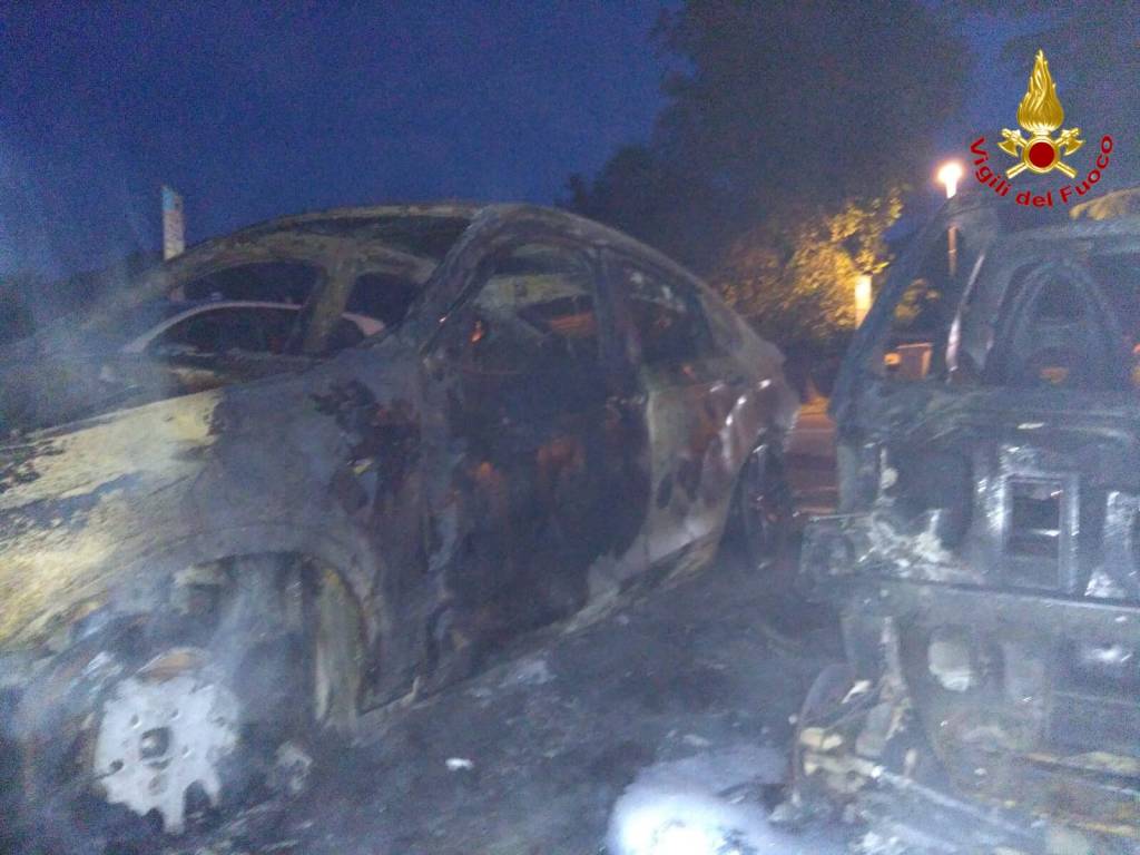 Cinque auto in fiamme a Caldè