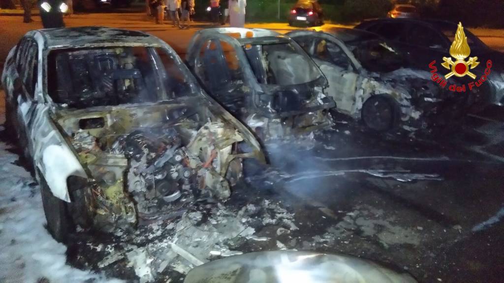 Cinque auto in fiamme a Caldè