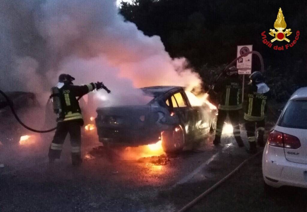 Cinque auto in fiamme a Caldè