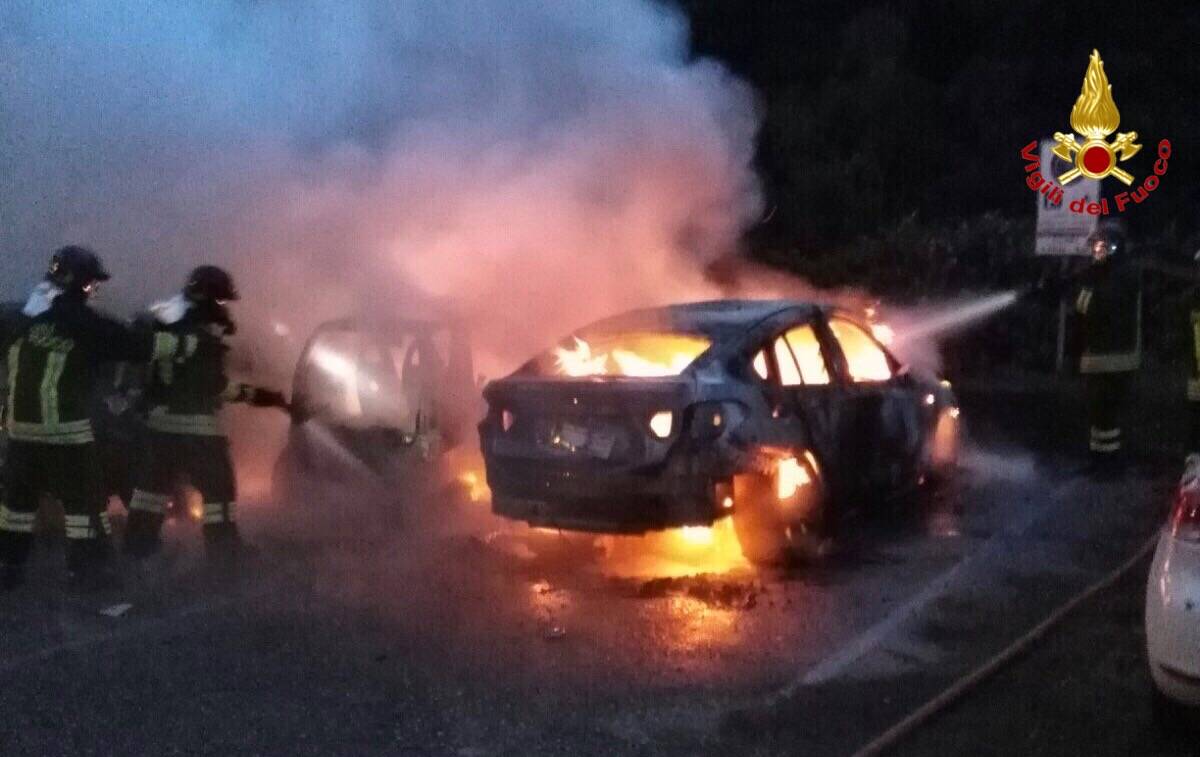 Cinque auto in fiamme a Caldè
