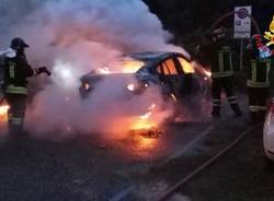 Cinque auto in fiamme a Caldè