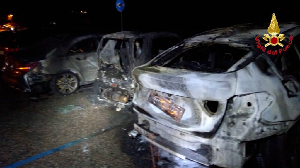 Cinque auto in fiamme a Caldè