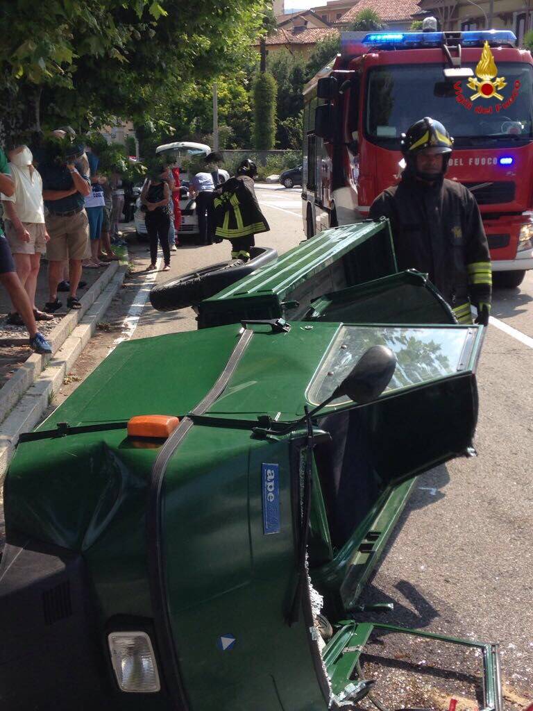 Ape e auto si scontrano sul lungolago