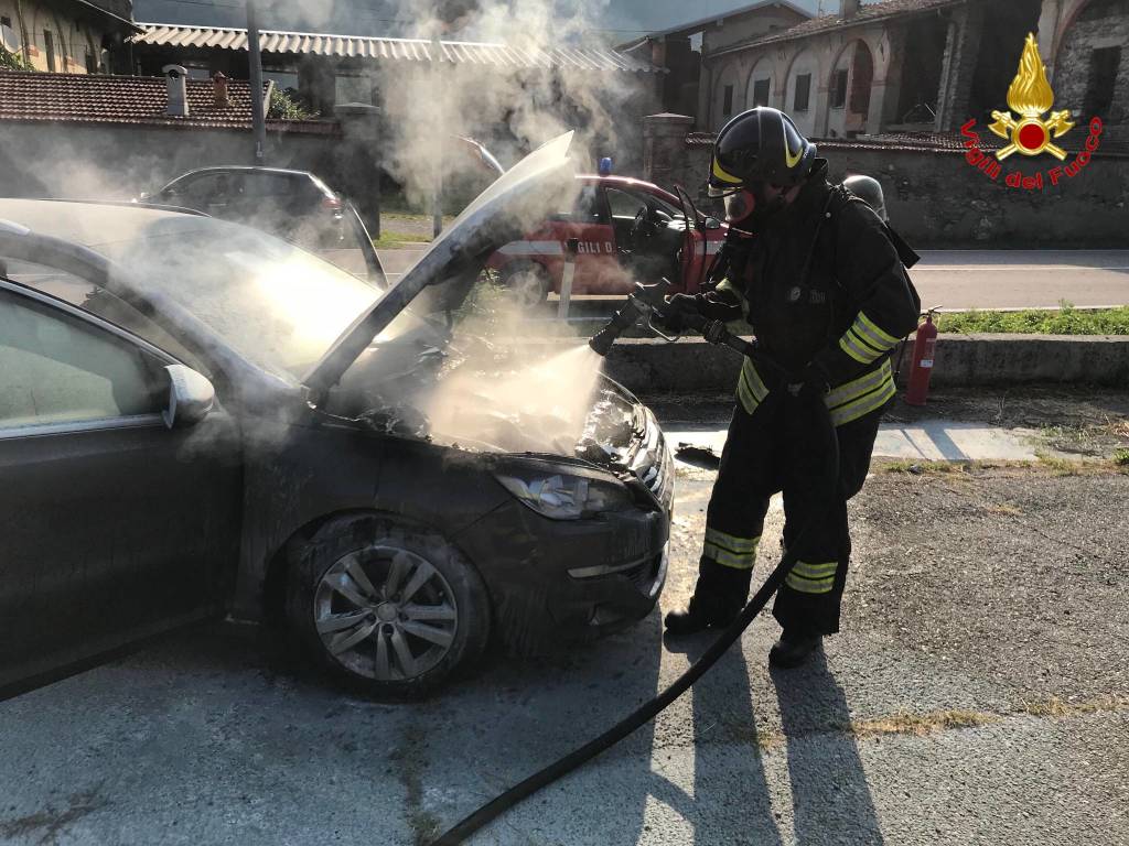 Incendio auto a Germignaga