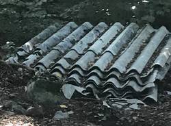 Amianto abbandonato lungo il sentiero 10