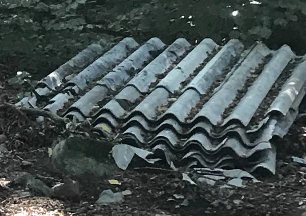 Amianto abbandonato lungo il sentiero 10