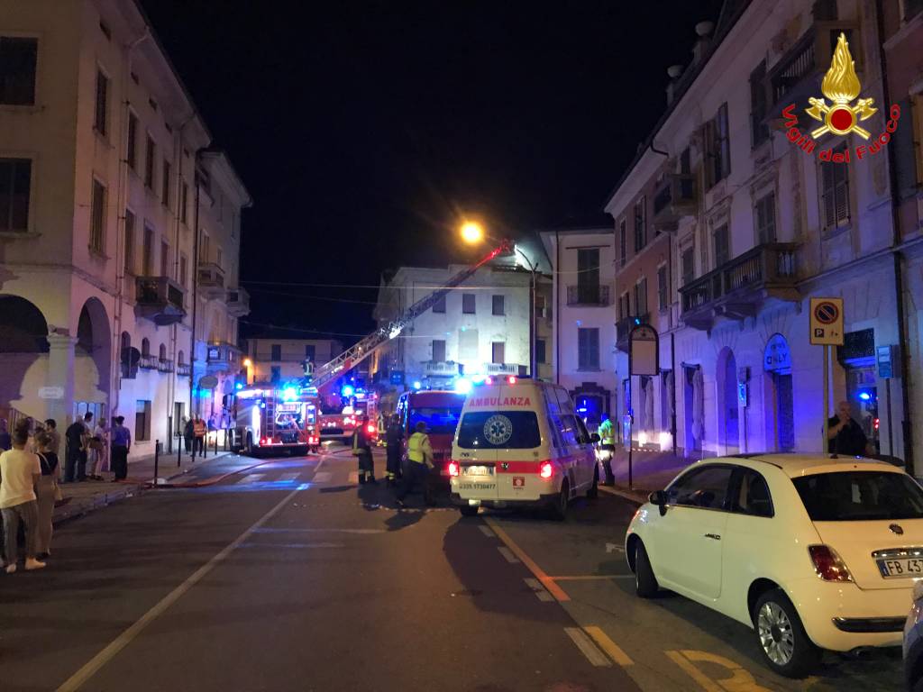 Incendio nel centro di Luino