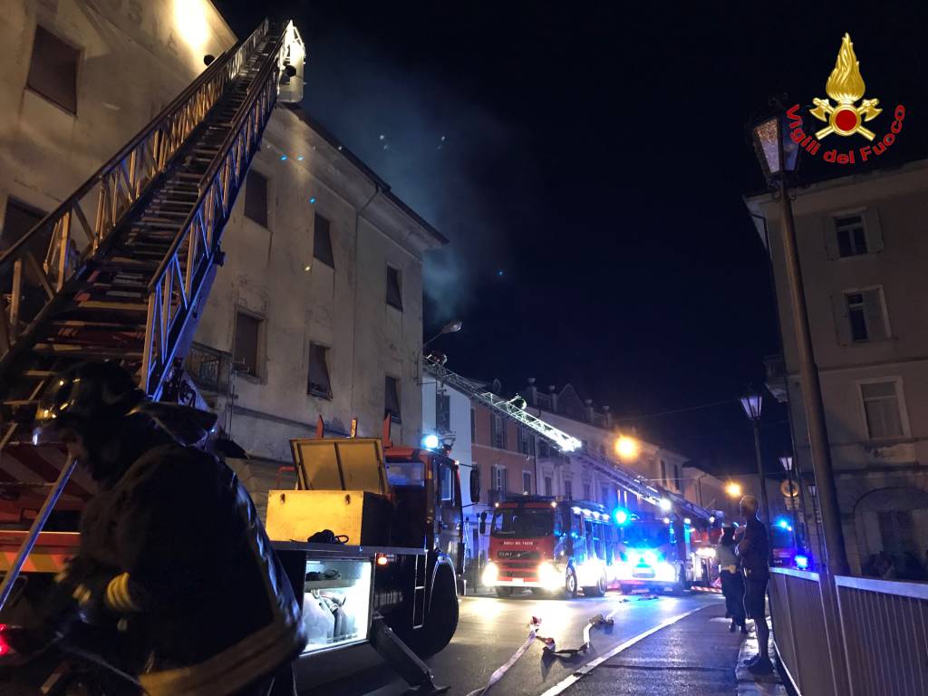 Incendio nel centro di Luino