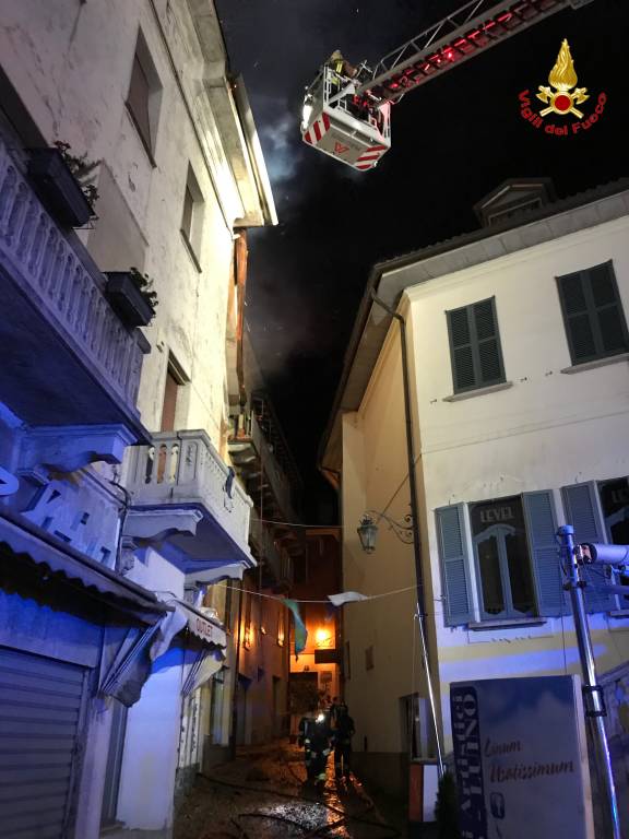 Incendio nel centro di Luino