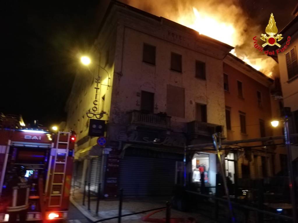 Incendio nel centro di Luino