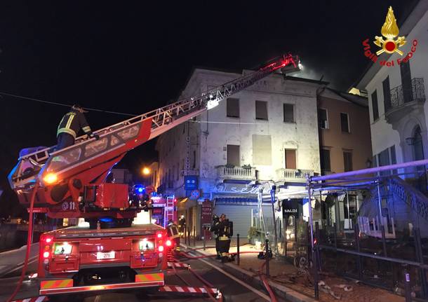 Incendio nel centro di Luino