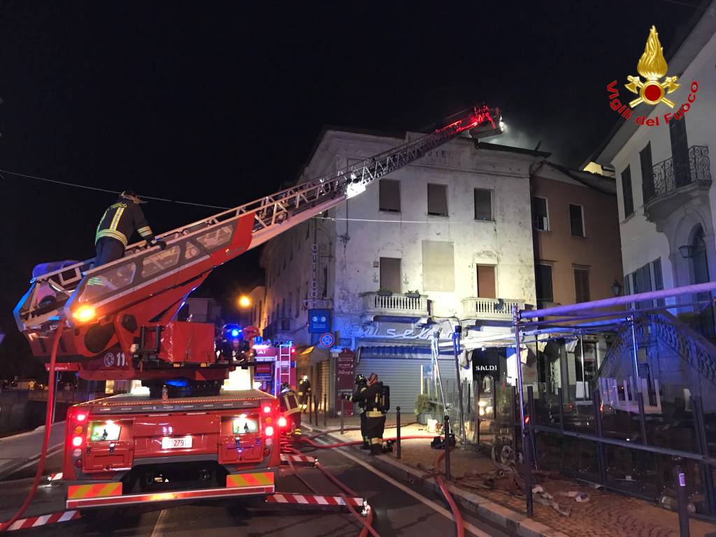Incendio nel centro di Luino
