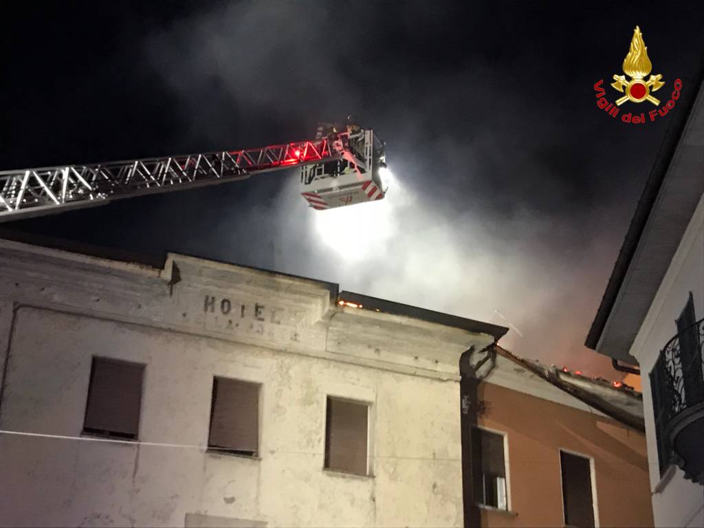 Incendio nel centro di Luino