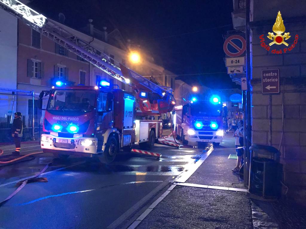 Incendio nel centro di Luino