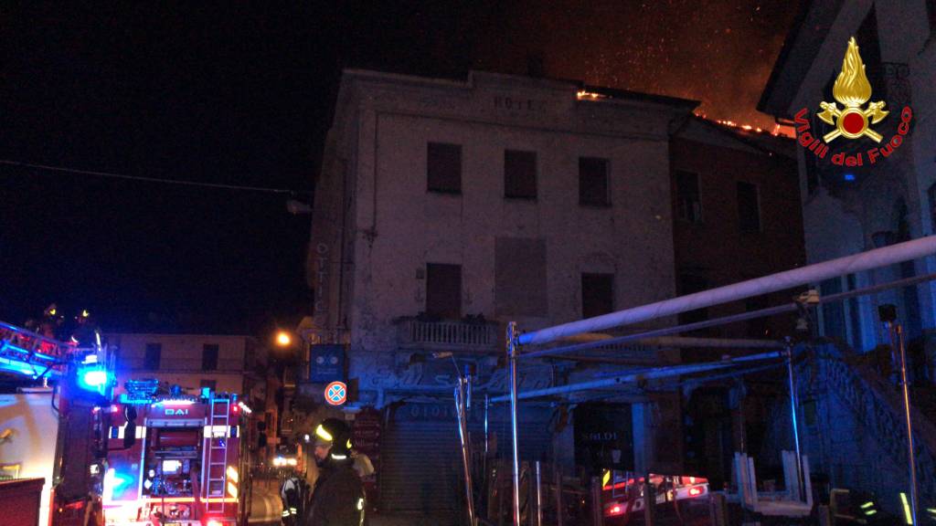 Incendio nel centro di Luino