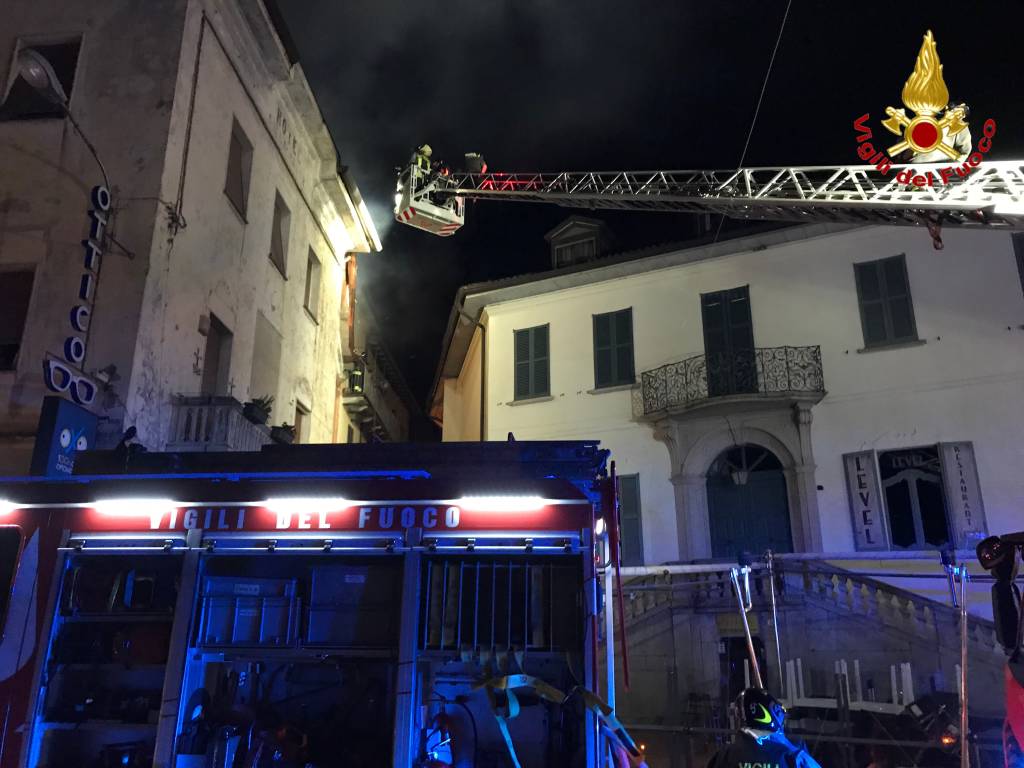 Incendio nel centro di Luino