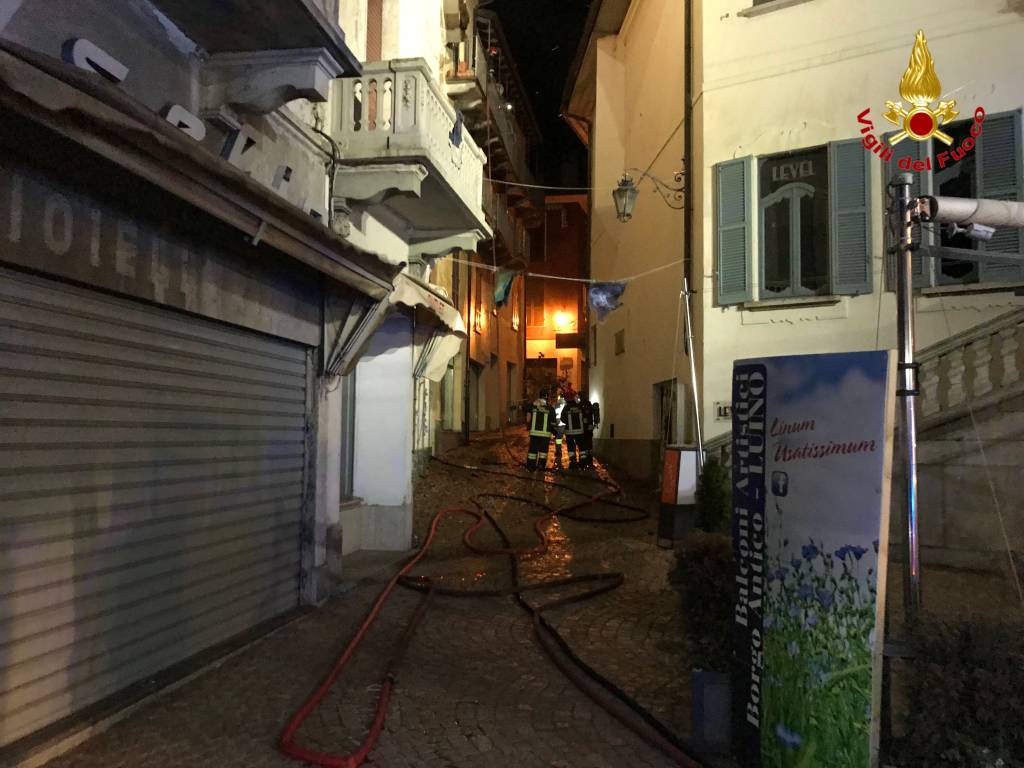 Incendio nel centro di Luino