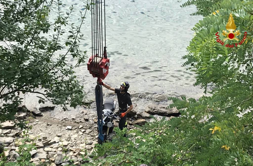 Moto nel lago a Maccagno 