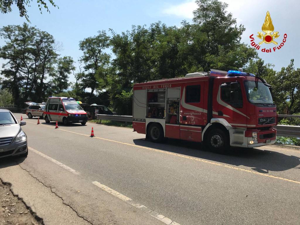 Moto nel lago a Maccagno 