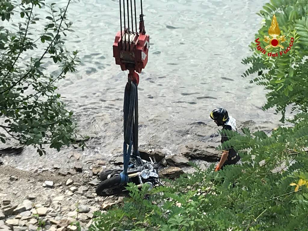 Moto nel lago a Maccagno 