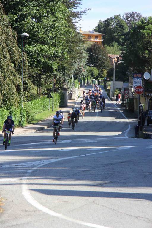 Il passaggio della Granfondo Mondiale a Castelveccana