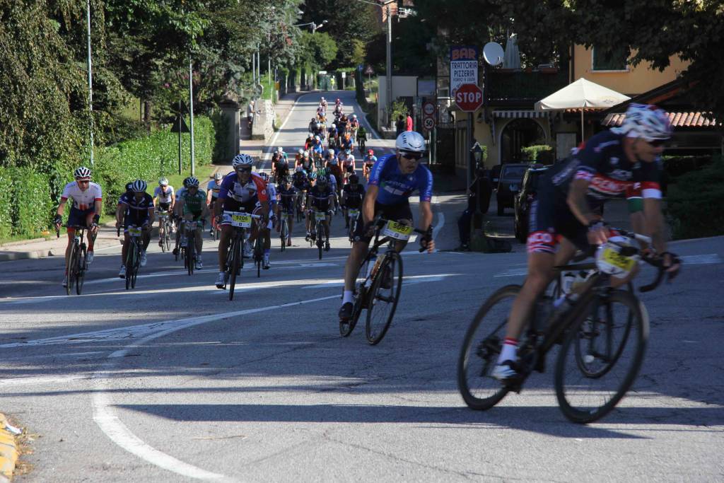 Il passaggio della Granfondo Mondiale a Castelveccana