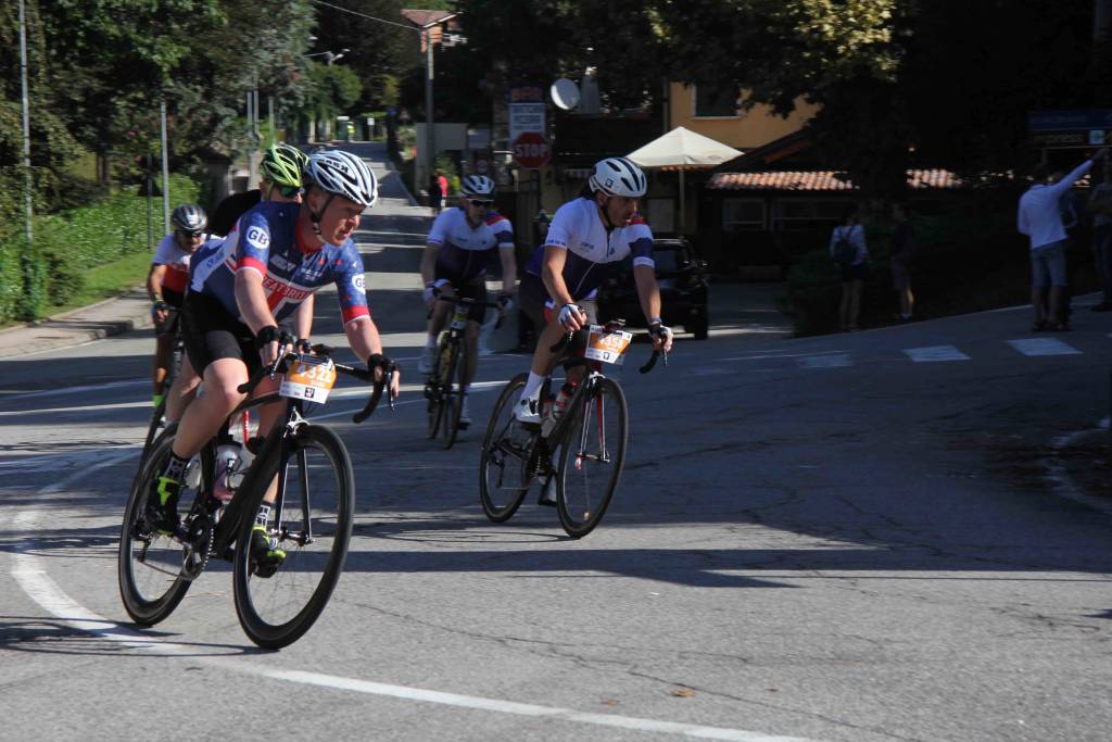 Il passaggio della Granfondo Mondiale a Castelveccana