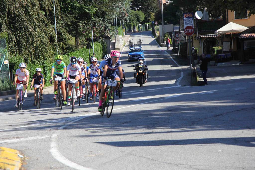 Il passaggio della Granfondo Mondiale a Castelveccana