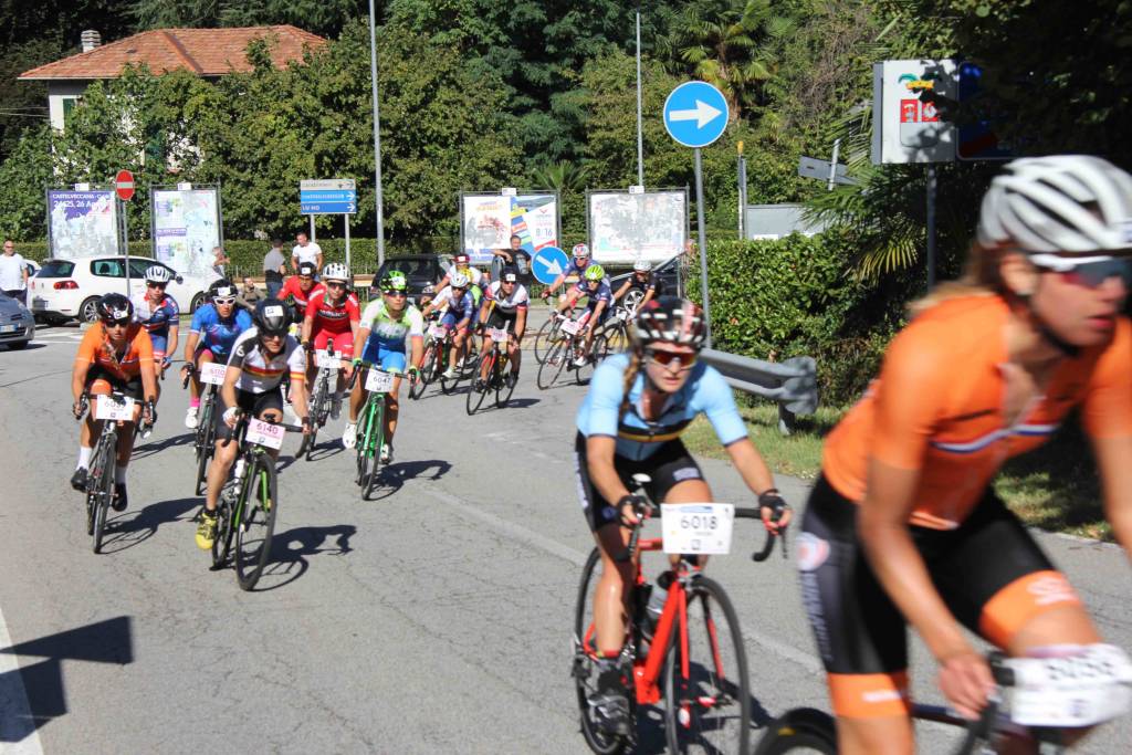 Il passaggio della Granfondo Mondiale a Castelveccana