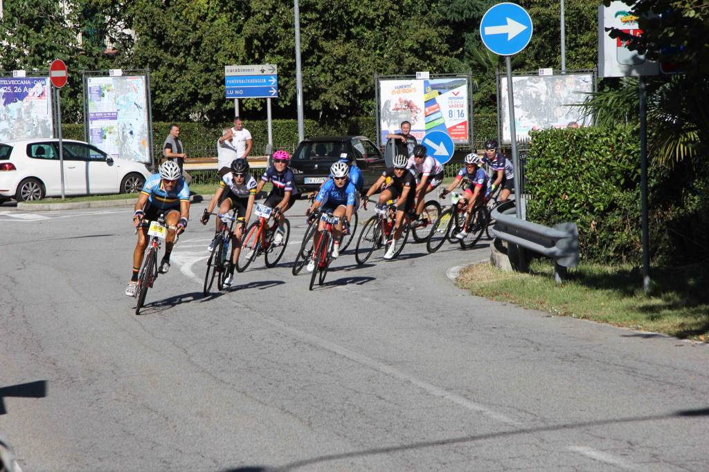 Il passaggio della Granfondo Mondiale a Castelveccana