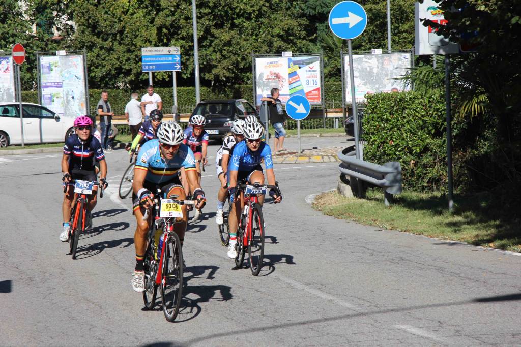 Il passaggio della Granfondo Mondiale a Castelveccana