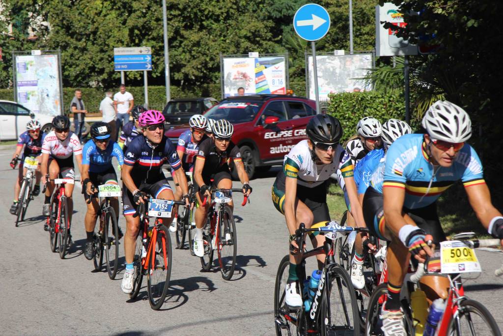 Il passaggio della Granfondo Mondiale a Castelveccana